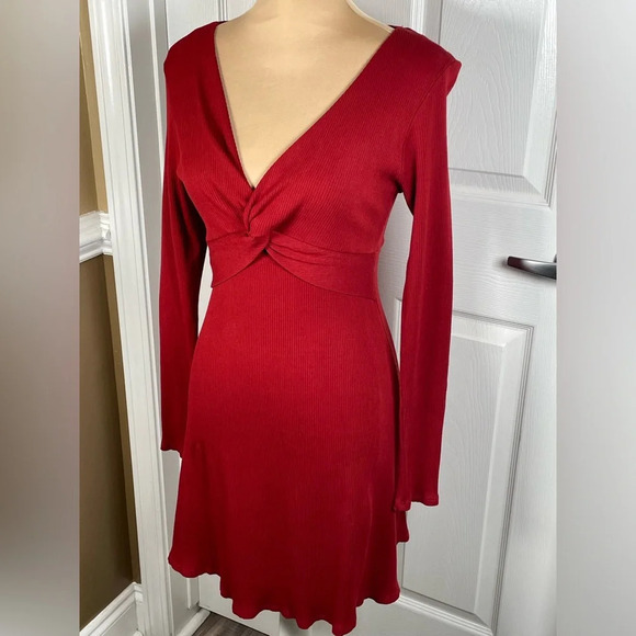 Alya Francescas Dress Red Long Sleeve Stretch Knit
Classic Feminine Size Medium - Picture 4 of 7